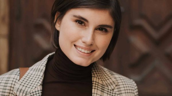 How Can You Style a Turtleneck for a Sleek and Fashionable Work Ensemble?